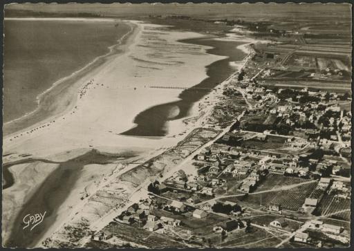 Vue aérienne de la ville, la plage et la côte / T.A.M. phot.